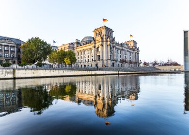 Reichstag (Bundestag) in Berlin, mit Reflexion in der Spree | © Gettyimages.com/Meinzahn