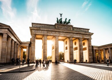 Berliner Stadtbild bei Sonnenuntergang, Brandenburger Tor | © Gettyimages.com/Leonardo Patrizi