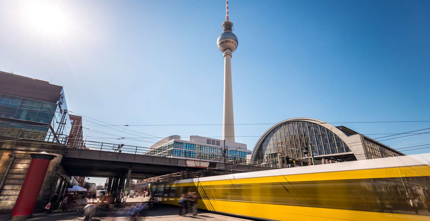 Berin Alexanderplatz im Sommer, Langzeitbelichtung | © Gettyimages.com/querbeet
