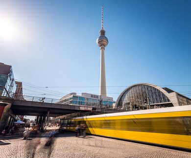 Berin Alexanderplatz im Sommer, Langzeitbelichtung | © Gettyimages.com/querbeet