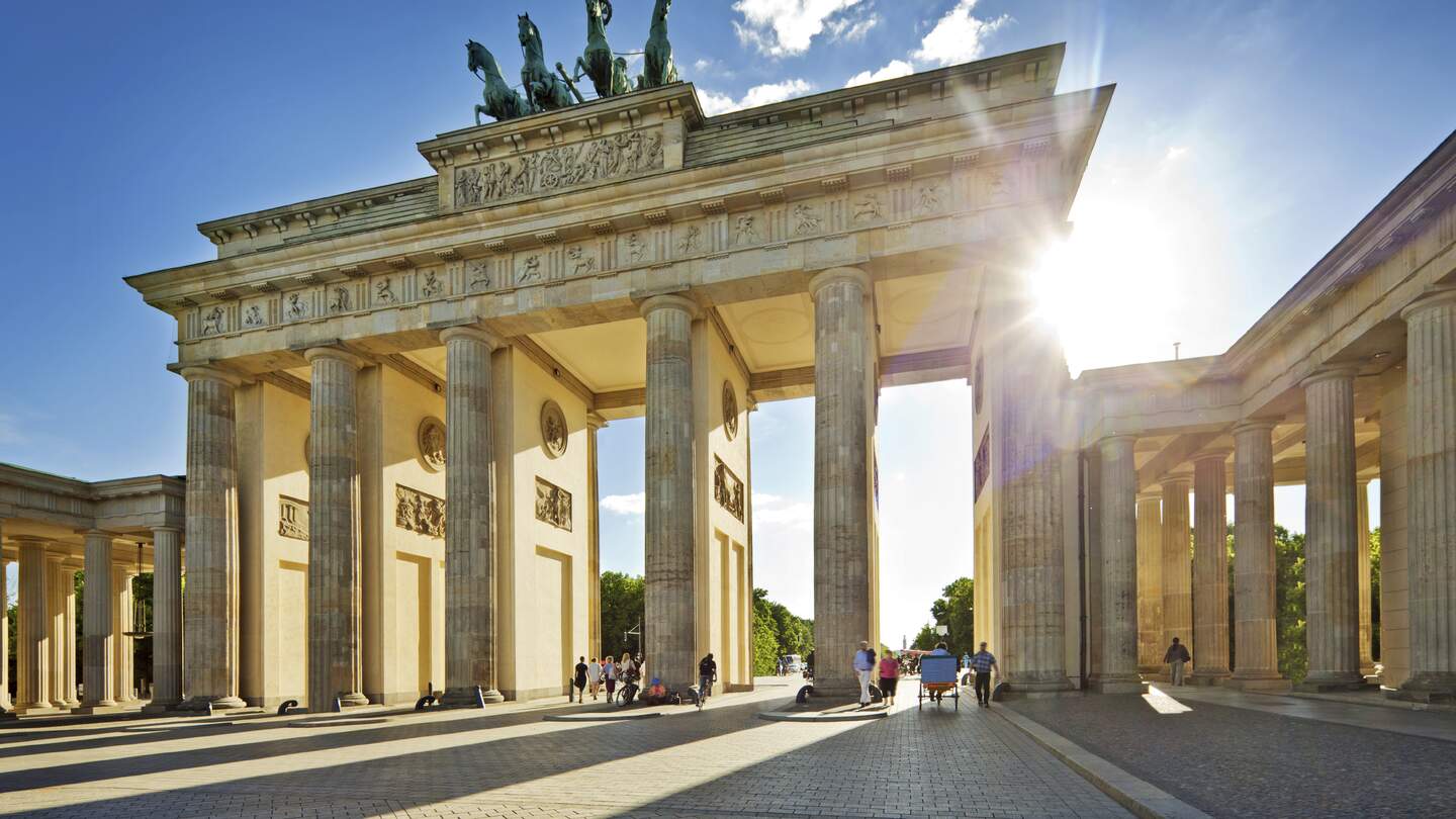 Brandenburger Tor in Berlin im Sonnenschein  | © Gettyimages.com/nikada