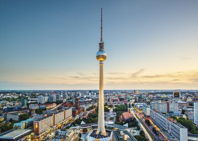 Berliner Fernsehturm bei Sonnenuntergang, mit Blick über die Stadt  | © Gettyimages.com/SeanPavonePhoto