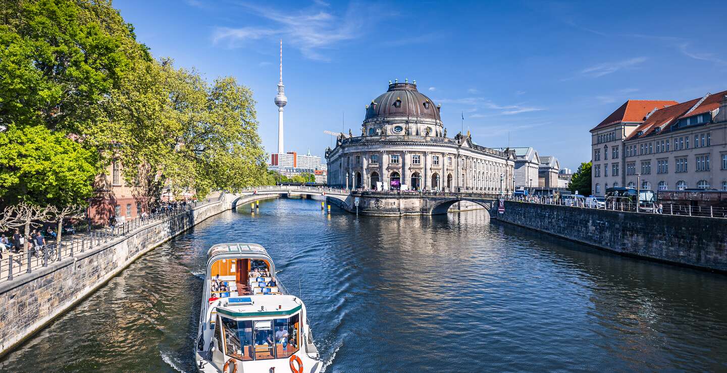 Gebäude der Berliner Innenstadt mit Museumsinsel. Ausflugsboot auf der Spree | © Gettyimages.com/spinout