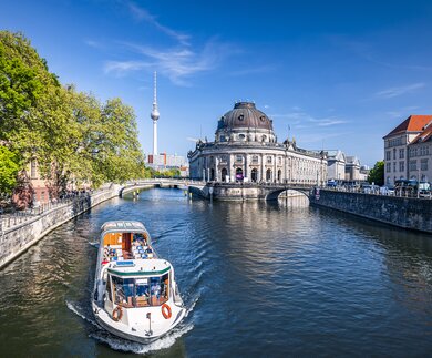 Gebäude der Berliner Innenstadt mit Museumsinsel. Ausflugsboot auf der Spree | © Gettyimages.com/spinout