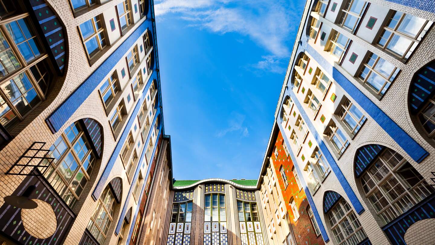 Hackesche Höfe in Berlin, gelegen in der Stadtmitte mit vielen Restaurantes, Bars und Einkaufsmöglichkeiten | © Gettyimages.com/TommL