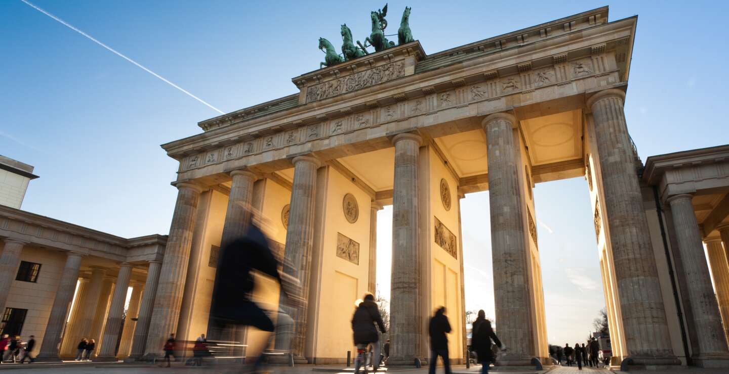 Brandenburger Tor in Berlin bei Sonnenschein mit Menschen  | © Gettyimages.com/kapitaen