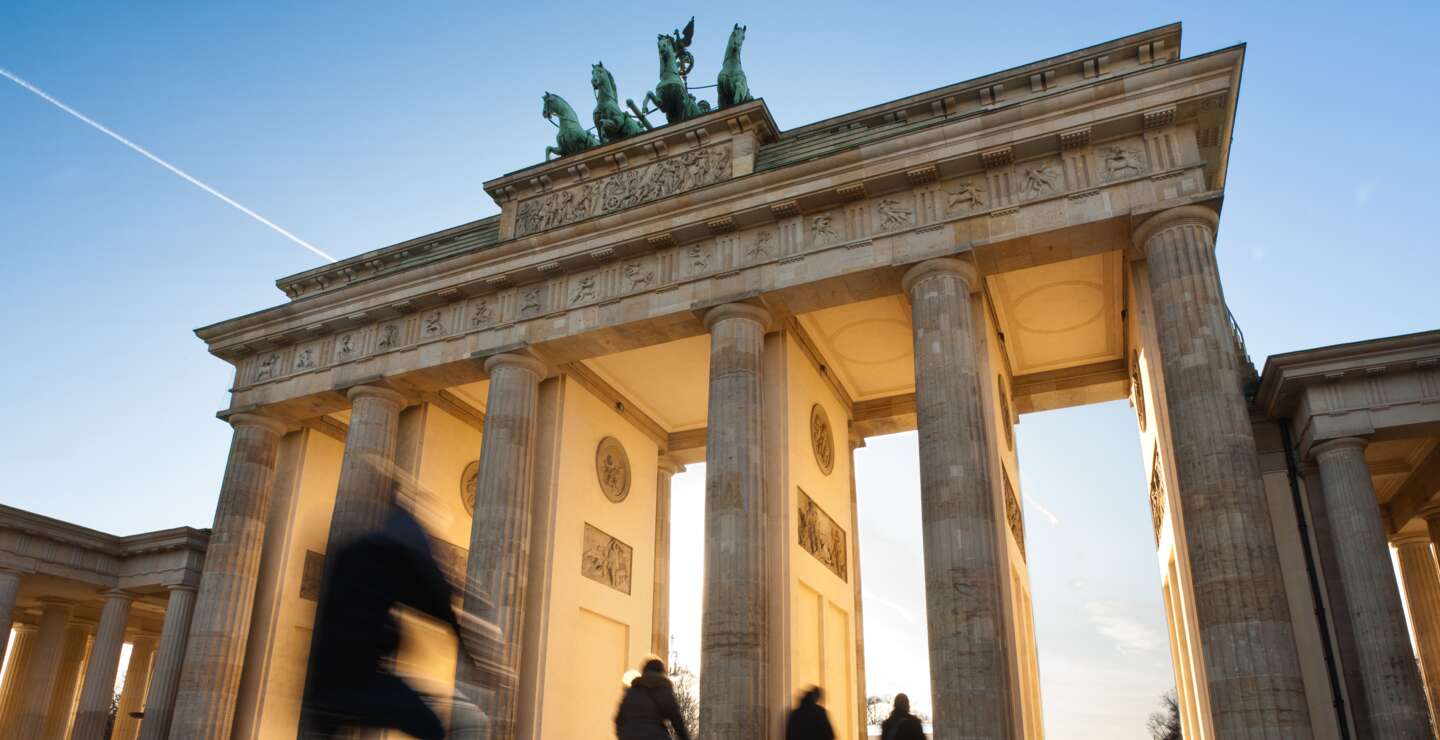 Brandenburger Tor in Berlin bei Sonnenschein mit Menschen  | © Gettyimages.com/kapitaen
