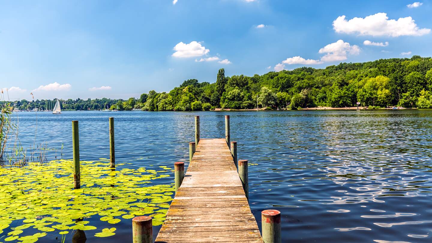 Wannsee in Berlin mit einem Steg im Vordergrund | © Gettyimages.com/querbeet