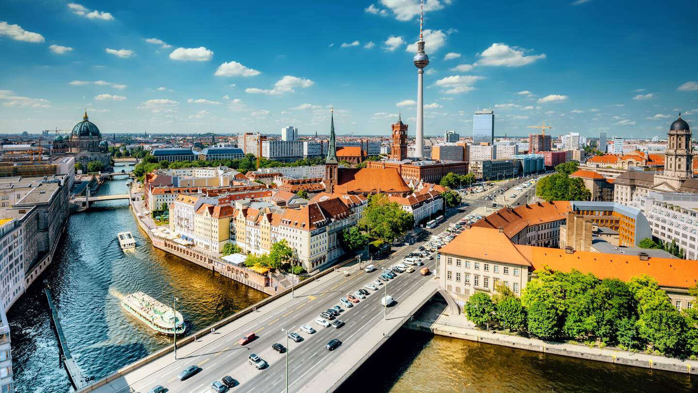Berlin Mitte mit Blick auf die Innenstadt, die Spree und den Fernsehturm | © Gettyimages.com/golero