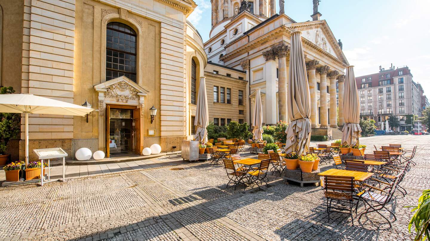 Blick auf den Gendarmenmarkt in der Nähe des französischen Doms mit Cafe im Morgenlicht in Berlin | © Gettyimages.com/RossHelen