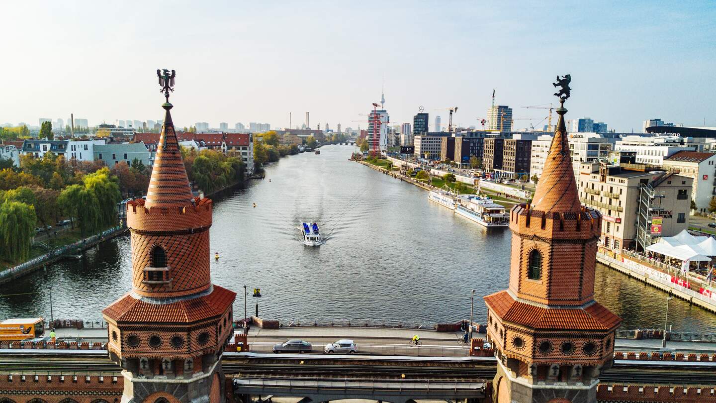 Berliner Oberbaumbrücke an einem sonnigen Herbsttag, mit der Spree im Hintergrund | © Gettyimages.com/Drazen_