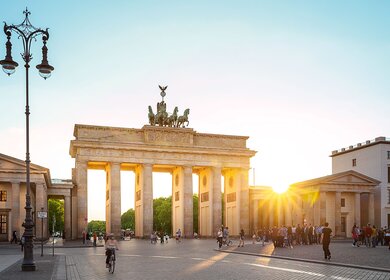 das Brandenburger Tor bei Sonnenuntergang | © Gettyimages.com/Nikada