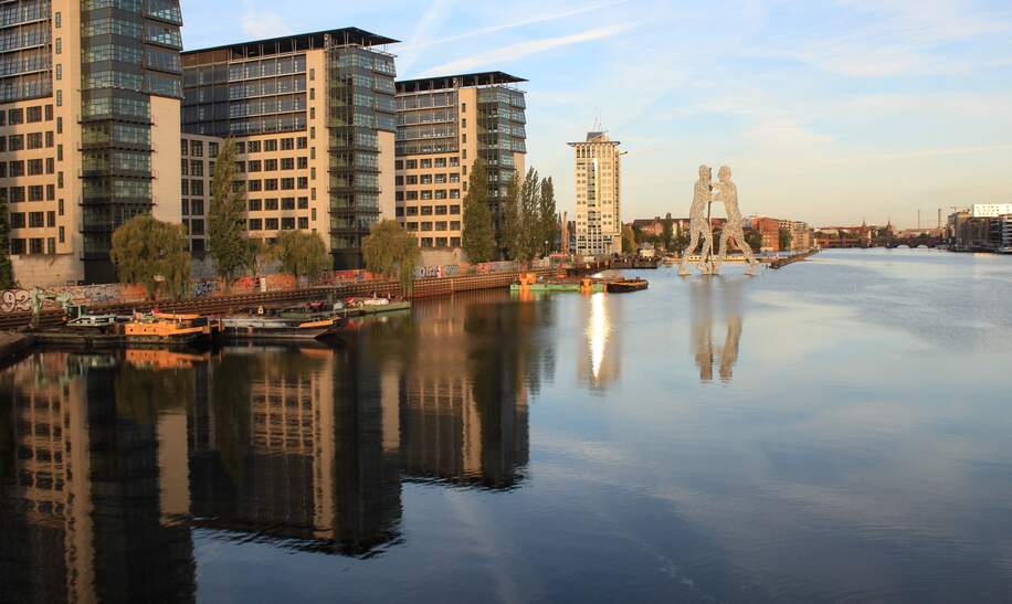 Treptower Statue in Berlin an der Spree | © Gettyimages.com/steglitzer