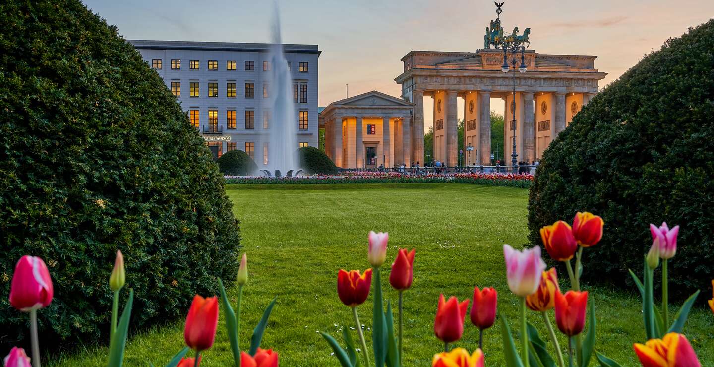 Berlin Staedtereise im Fruehling. Blick auf das Brandenburger Tor bei Sonnenuntergang | © Gettyimages.com/PeterJesche