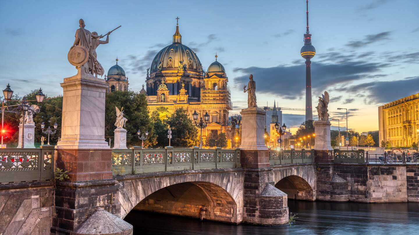 Der Dom, der Fernsehturm und die Schlossbruecke in Berlin in der abendlichen Daemmerung mit Beleuchtung | © GettyImages.com/elxeneize