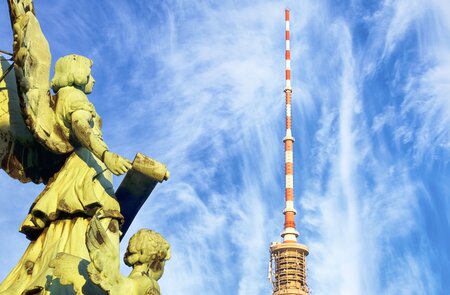 Fernsehturm vom Dach des Berliner Doms eingefangen, mit Engelsstatue im Vordergrund | © Gettyimages.com/fmajor