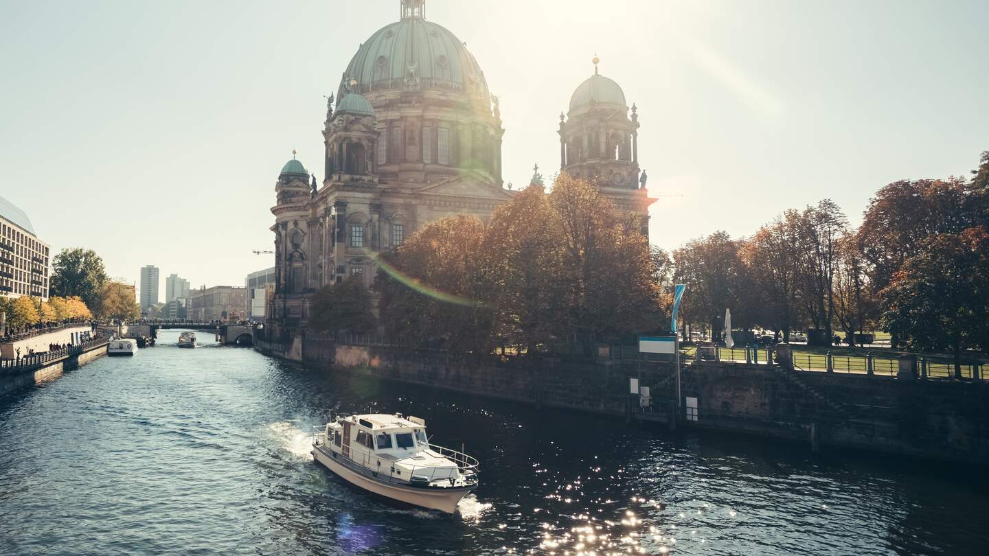 Berliner Dom mit Boot auf der Spree an der Museumsinsel mit strahlendem Sonnenschein | © Gettyimages.com/martin-dm