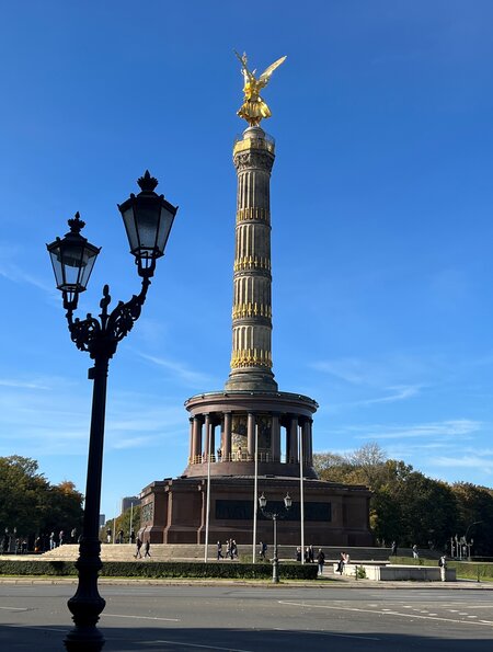 Siegessäule Berlin – beliebte Sehenswürdigkeit bei Städtereisen nach Berlin sowie Symbol für Geschichte und Aussichtspunkt in der Hauptstadt an einem klaren Herbsttag | © Jana Wienhusen