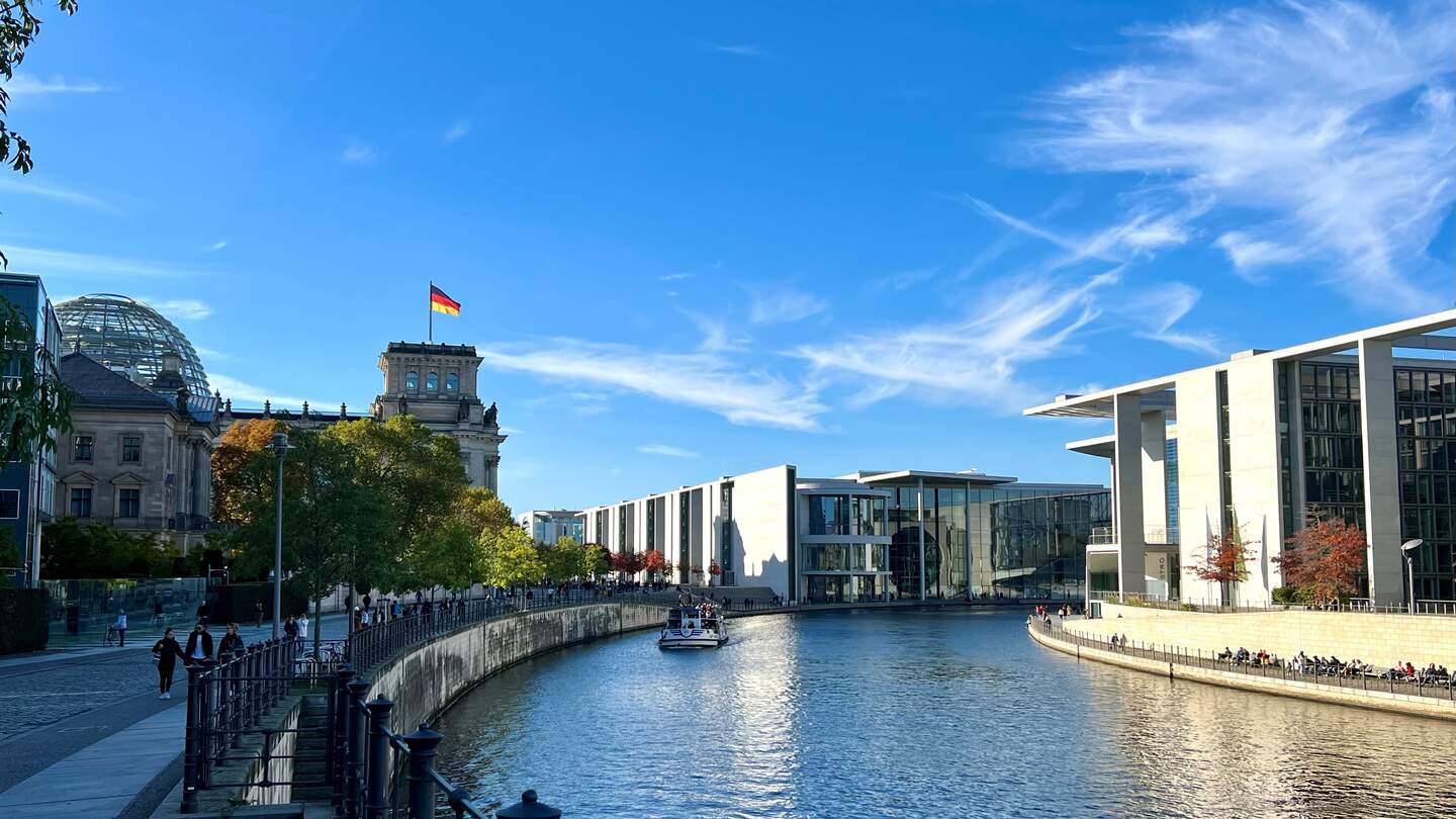 Das malerische Spree-Ufer mit den Regierungsgebäuden an einem sonnigen Herbsttag  im Zentrum Berlins lädt zu einem Spaziergang entlang der Spree ein. | © Jana Wienhusen