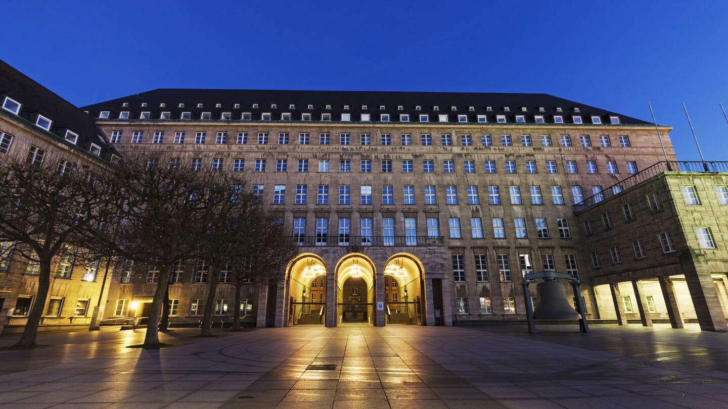 Bochum Rathaus bei Nacht | © Gettyimages.com/benkrut