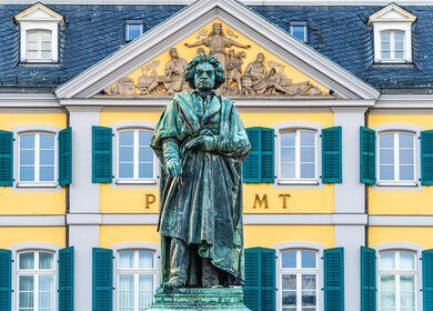Blick auf die Beethoven Statue auf dem Muensterplatz in Bonn | © Gettyimages.com/PhotoFires
