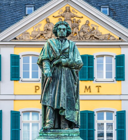 Blick auf die Beethoven Statue auf dem Muensterplatz in Bonn | © Gettyimages.com/PhotoFires