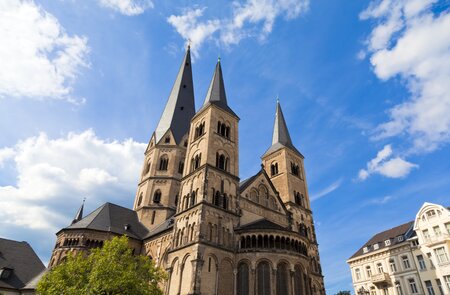 Blick auf den Münster von Bonn von unten | © Gettyimages.com/interlight