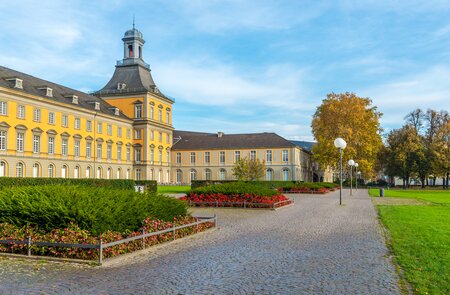 Blick auf die Universitaet Bonn mit Garten | © Gettyimages.com/Goldenutz
