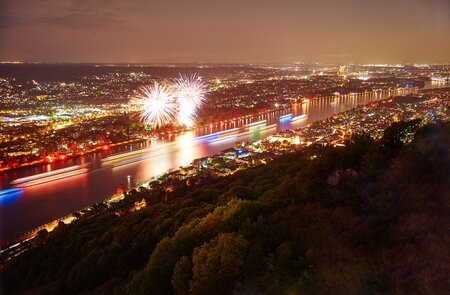 Panoramablick auf das Feuerwerk in Bonn am Rhein bei Nacht mit vielen Lichtern | © GettyImages.com/Entwicklungsknecht