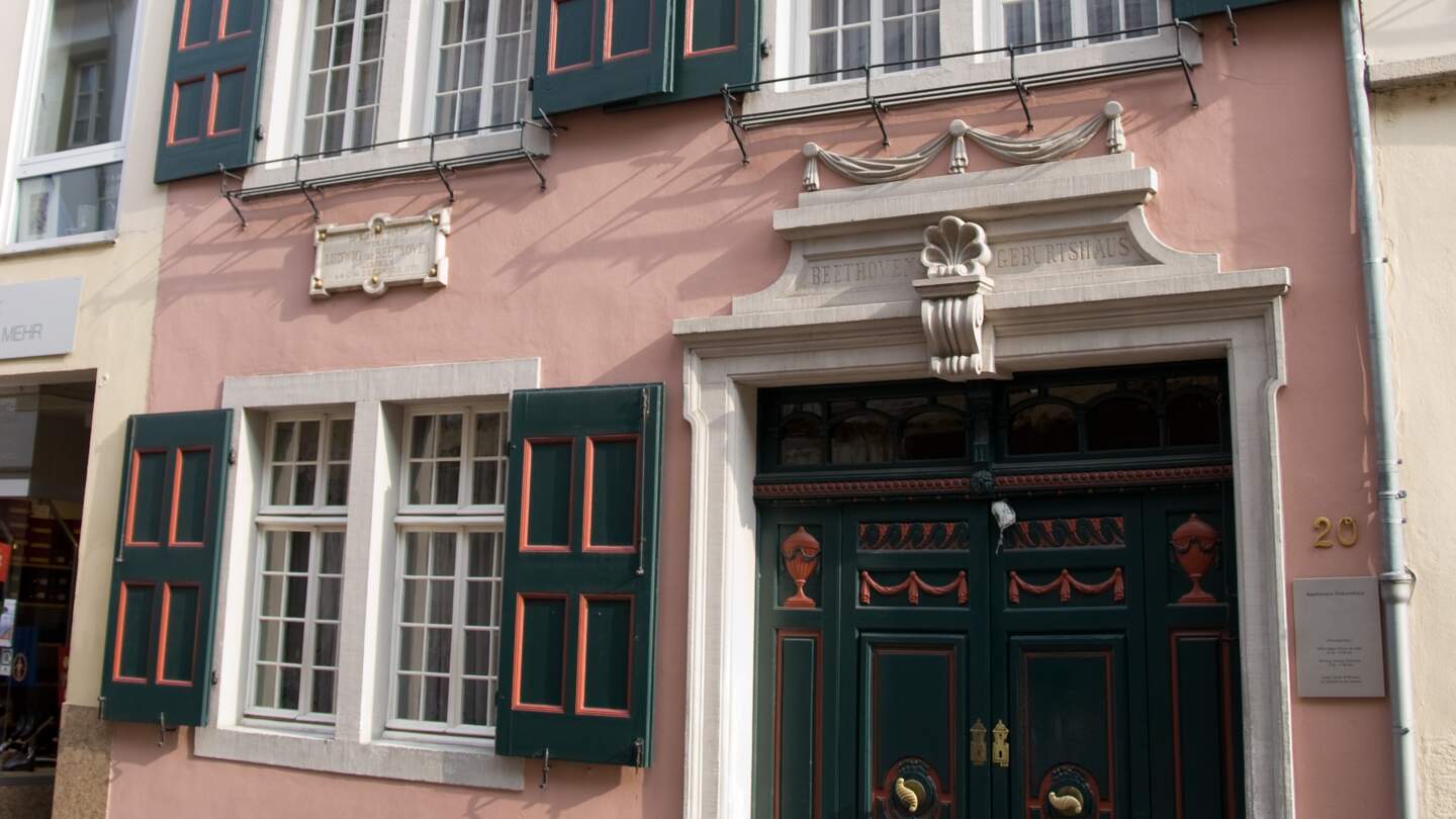 Blick auf das Geburtshaus von Ludwig van Beethoven in Bonn bei gutem Wetter | © Gettyimages.com/SebastianHamm