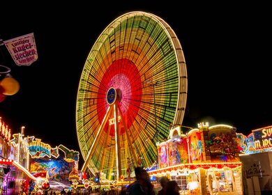 Puetzchens Markt, der traditionelle Jahrmarkt in der Naehe der Stadt Bonn bei Nacht | © Gettyimages.com/puetsch