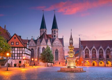Blick au feinen Stadtplatz in Braunschweig, die sonne geht unter | © Getttyimages.com/RudyBalasko