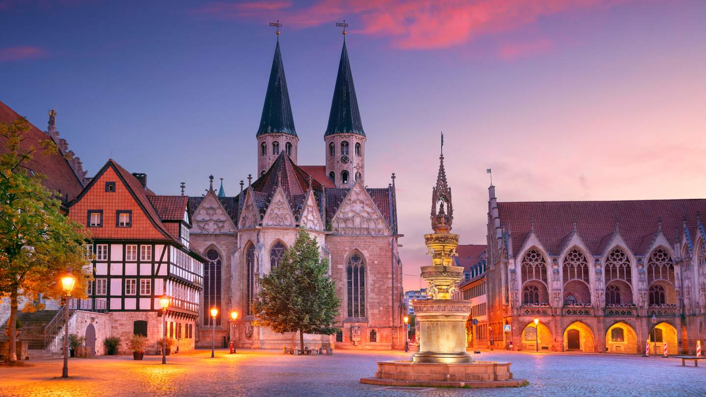 Blick au feinen Stadtplatz in Braunschweig, die sonne geht unter | © Getttyimages.com/RudyBalasko