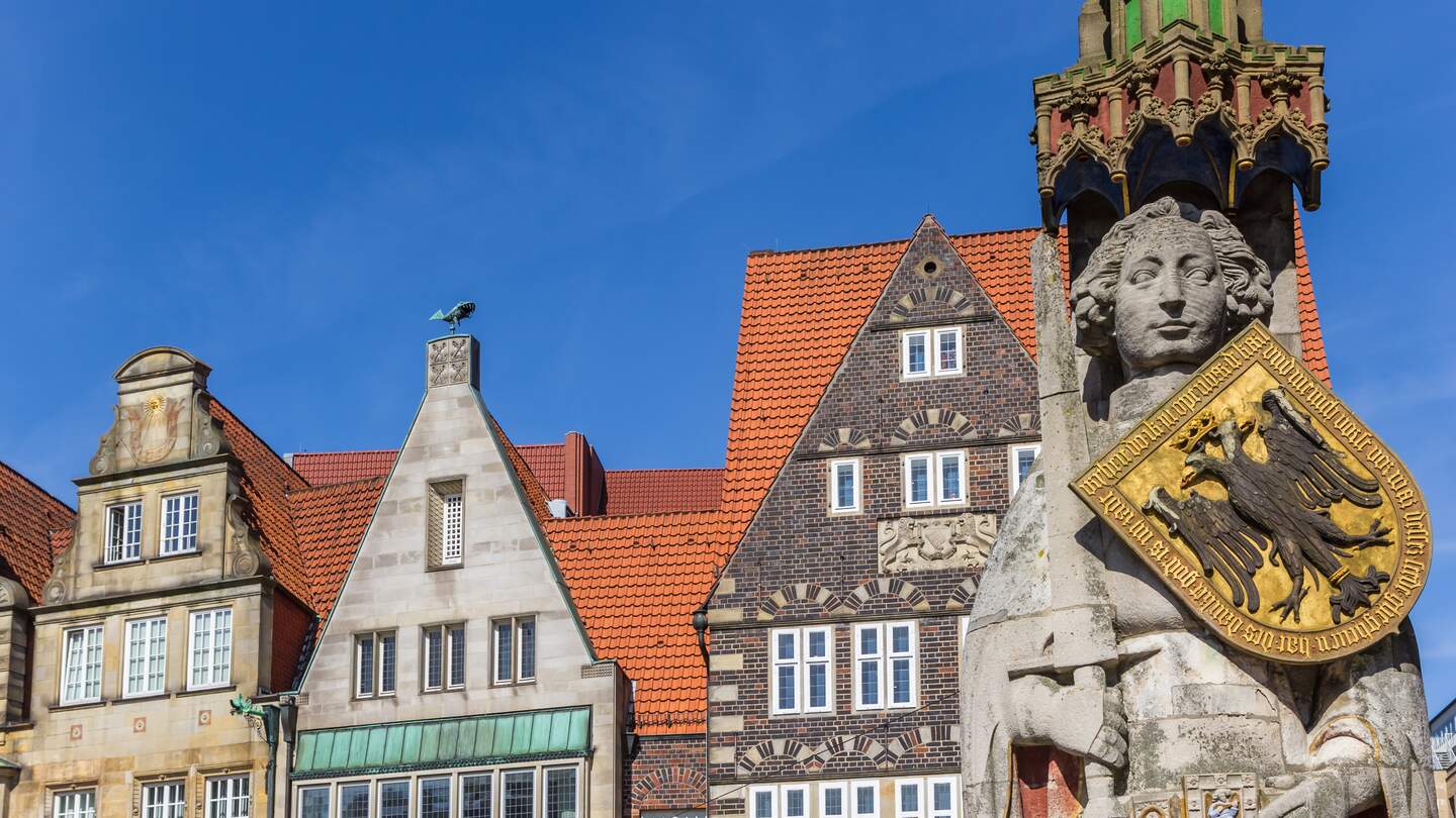 Roland-Statue und alte Haeuser im Zentrum von Bremen | © Gettyimages.com/venemama