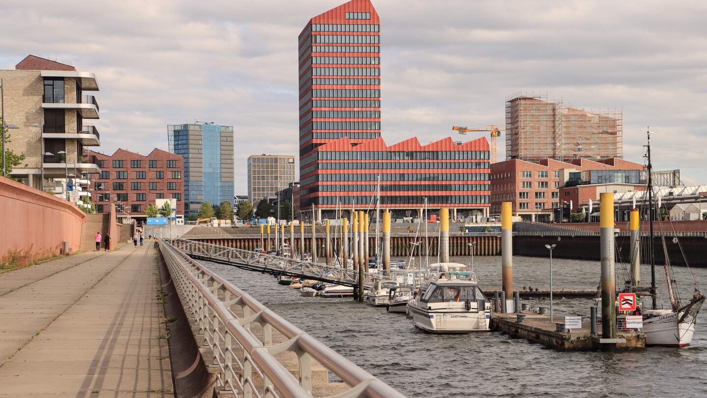 Neues Hafenquartier in Bremen im Sommer | © Gettyimages.com/steglitzer