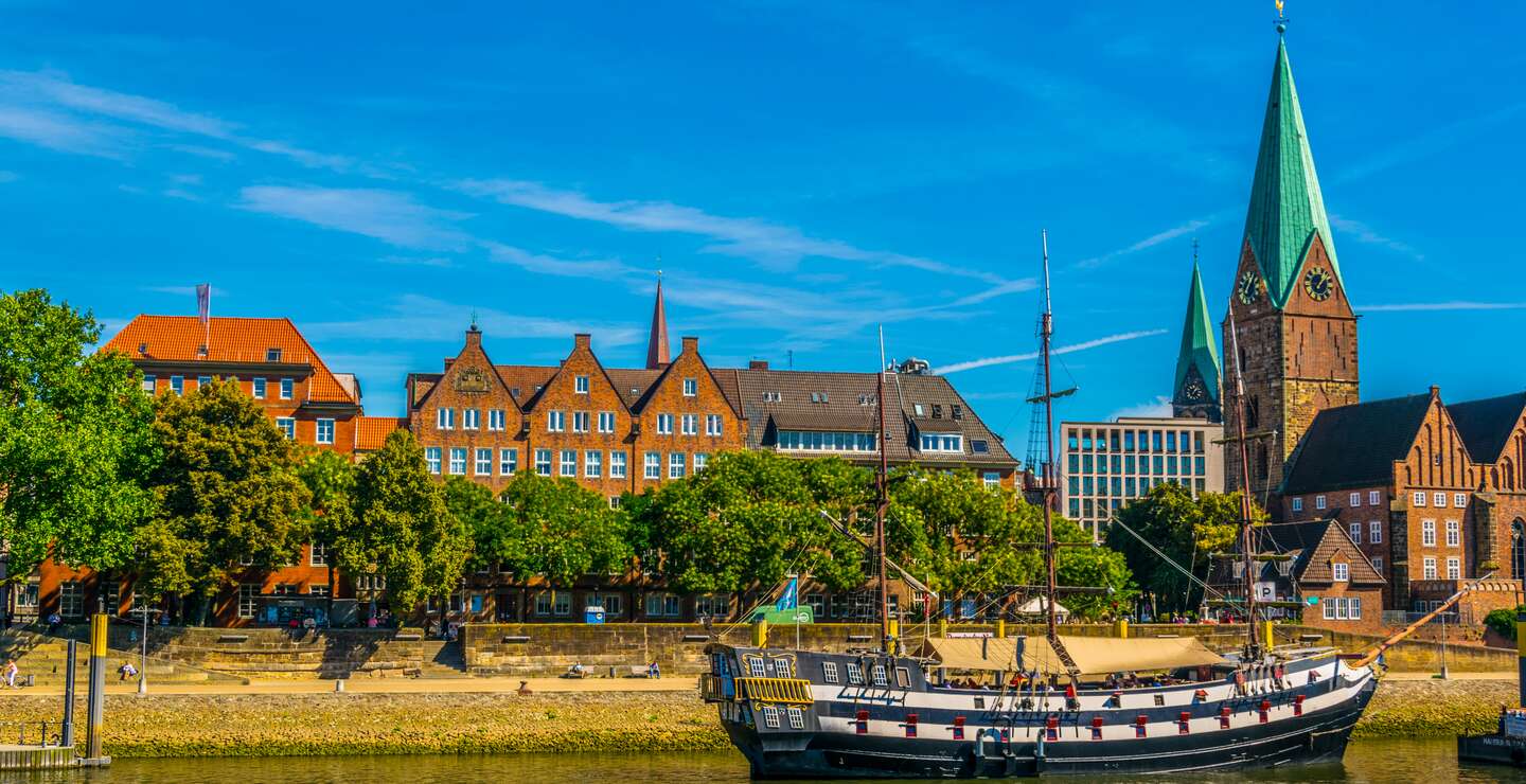 Weser-Ufer in Bremen mit Kirche und Boot  | © Gettyimages.com/trabantos