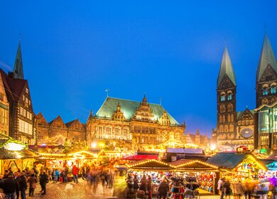 Bremens schoener Weihnachtsmarkt am Stadtplatz mit dem beleuchteten Rathaus | © Gettyimages.com/Juergen Sack