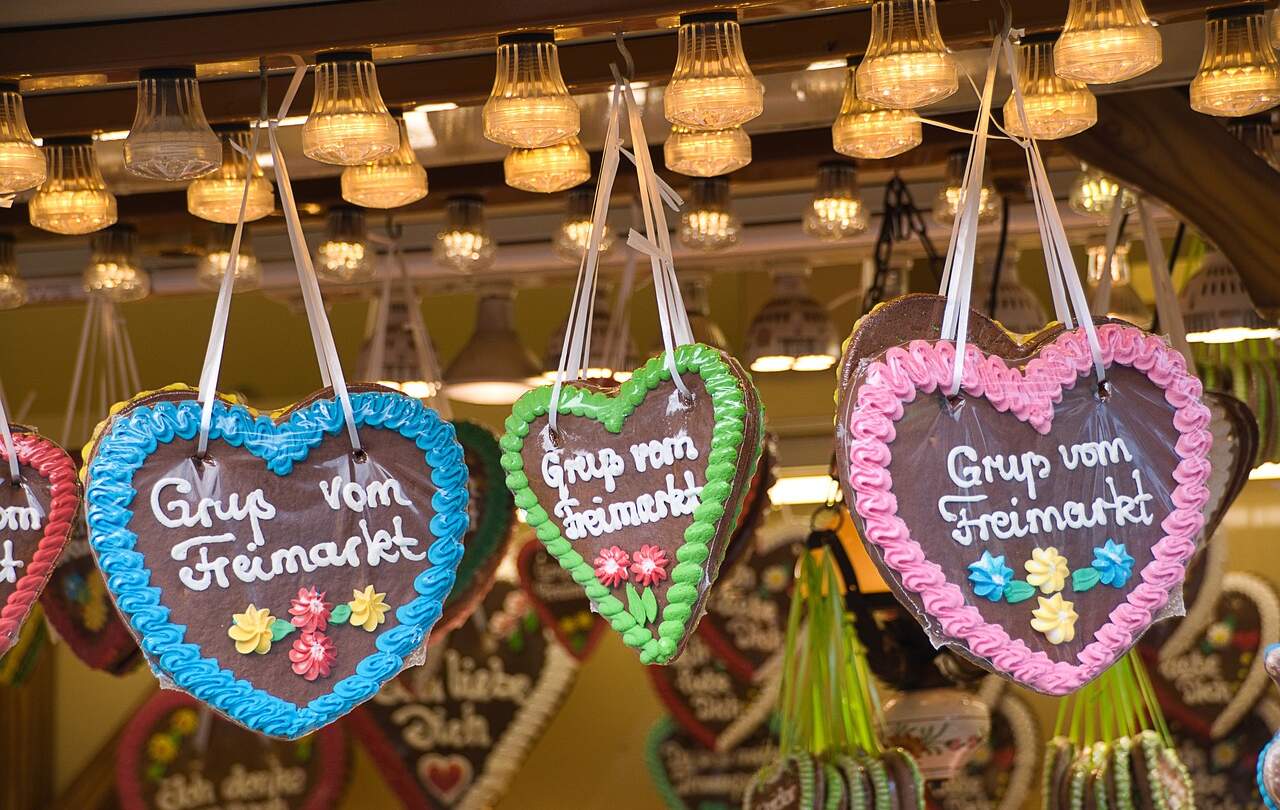 beschriftete Lebkuchenherzen auf dem Freimarkt | © pixabay.com/ustm66