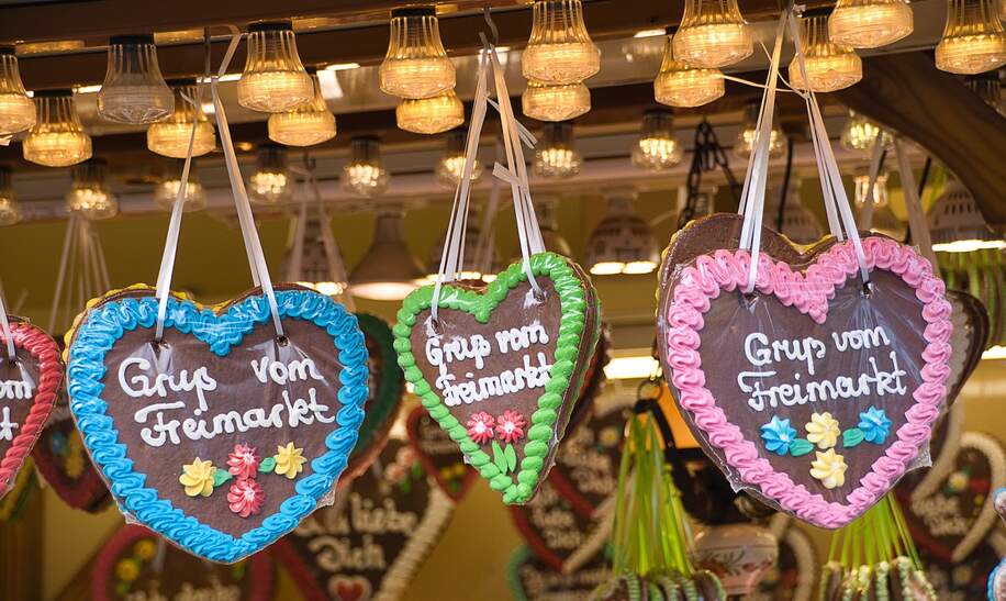 beschriftete Lebkuchenherzen auf dem Freimarkt | © pixabay.com/ustm66