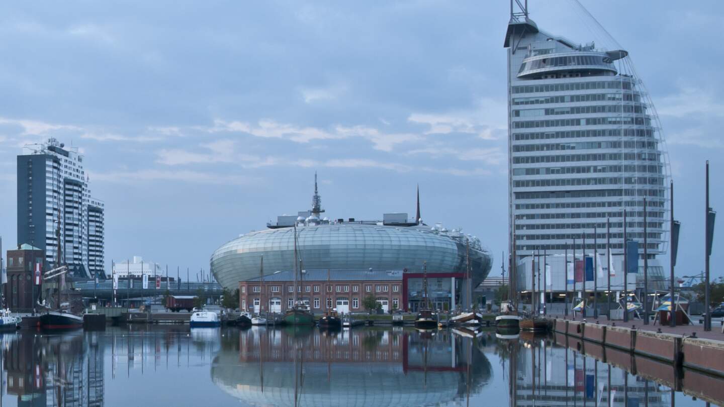 Blick auf den Bremerhaven an einem bewoelkten Morgen | © Gettyimages.com/Kemter