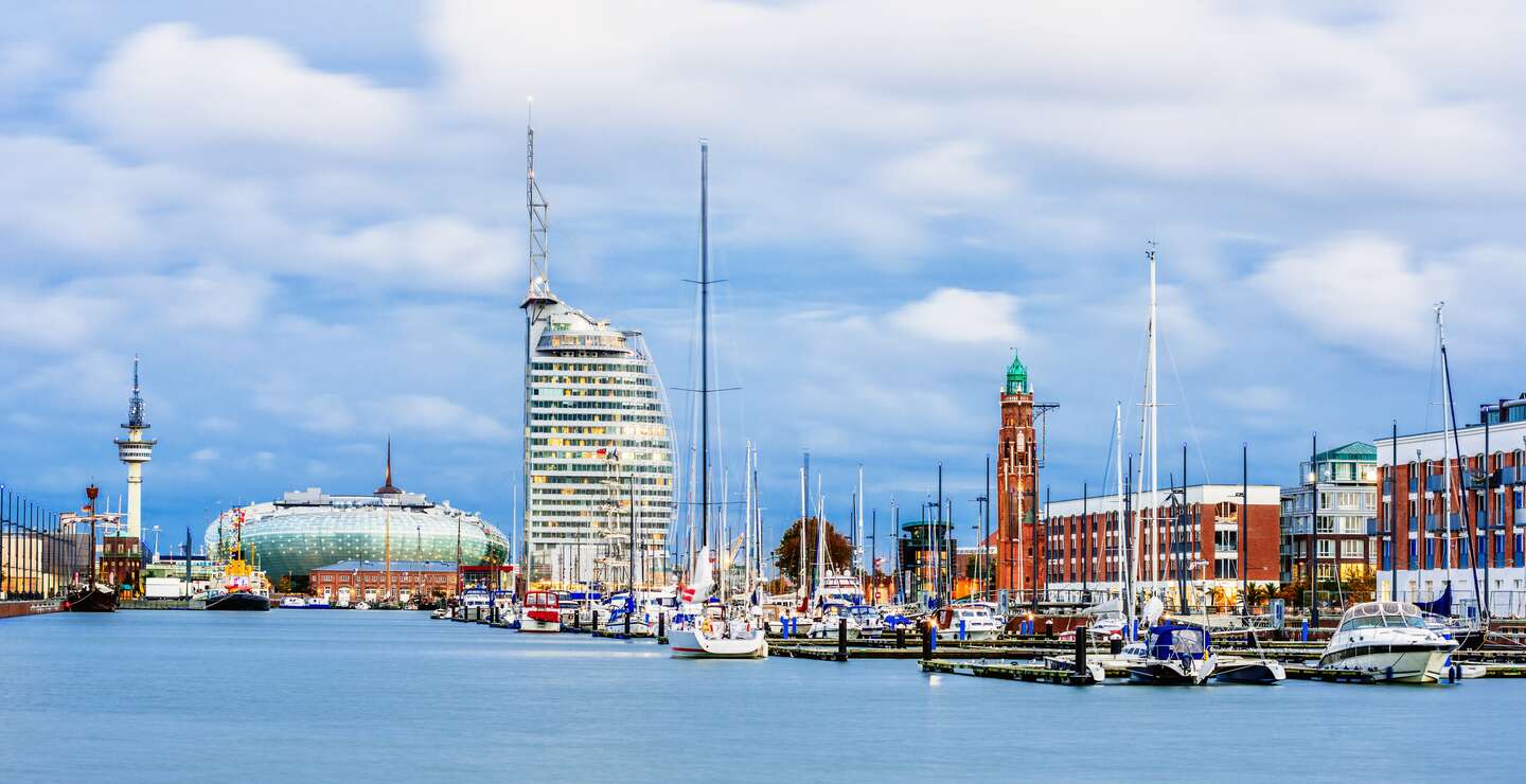Panoramablick ueber das neu erschlossene Hafengebiet in Bremerhafen | © Gettyimages.com/Juergen Sack