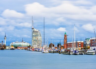 Panoramablick ueber das neu erschlossene Hafengebiet in Bremerhafen | © Gettyimages.com/Juergen Sack