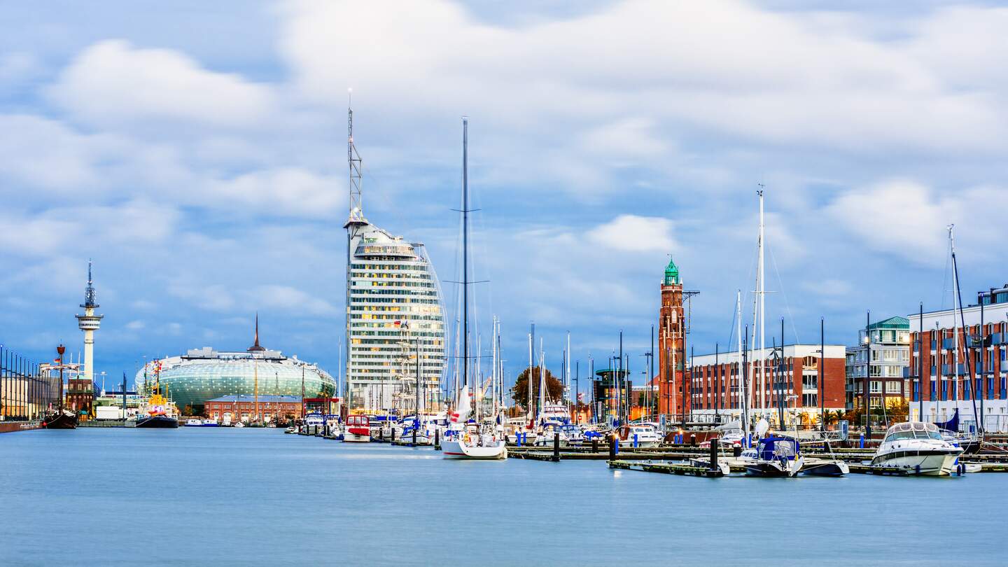 Panoramablick ueber das neu erschlossene Hafengebiet in Bremerhafen | © Gettyimages.com/Juergen Sack