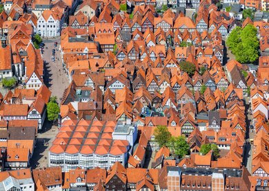 Luftaufnahme der Altstadt von Celle mit Celler Schloss und Schlosspark, Niedersachsen, Deutschland. Celle ist eine Stadt und die Hauptstadt des Landkreises Celle in Niedersachsen, Deutschland. Die Stadt liegt an den Ufern der Aller, einem Nebenfluss der Weser, und hat etwa 71 000 Einwohner. Celle ist das südliche Tor zur Lüneburger Heide, hat ein Schloss (Schloss Celle), das im Stil der Renaissance und des Barocks erbaut wurde, und eine malerische Altstadt mit über 400 Fachwerkhäusern, was Celle zu einem der bemerkenswertesten Mitglieder der Deutschen Fachwerkstraße macht.  Übersetzt mit www.DeepL.com/Translator (kostenlose Version) | © Gettyimages.com/cinoby