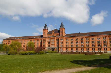 Ansicht auf das neues Rathaus in Celle bei blauem Himmel mit hellen Wolken | © GettyImages.com/olli0815