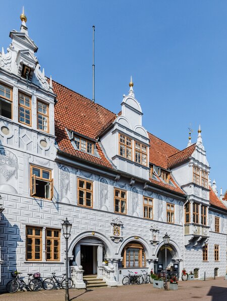 Blick auf das Alte Rathaus in der Altstadt von Celle in Niedersachsen mit strahlend blauem Himmel | © GettyImages.com/A-Tom