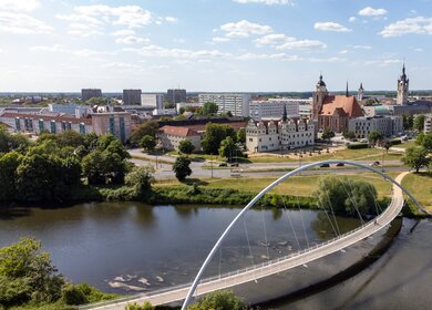 Blick auf die Elbe mit Brücke in der Stadt Dessau bei gutem Wetter | © Gettyimages.com/Animaflora