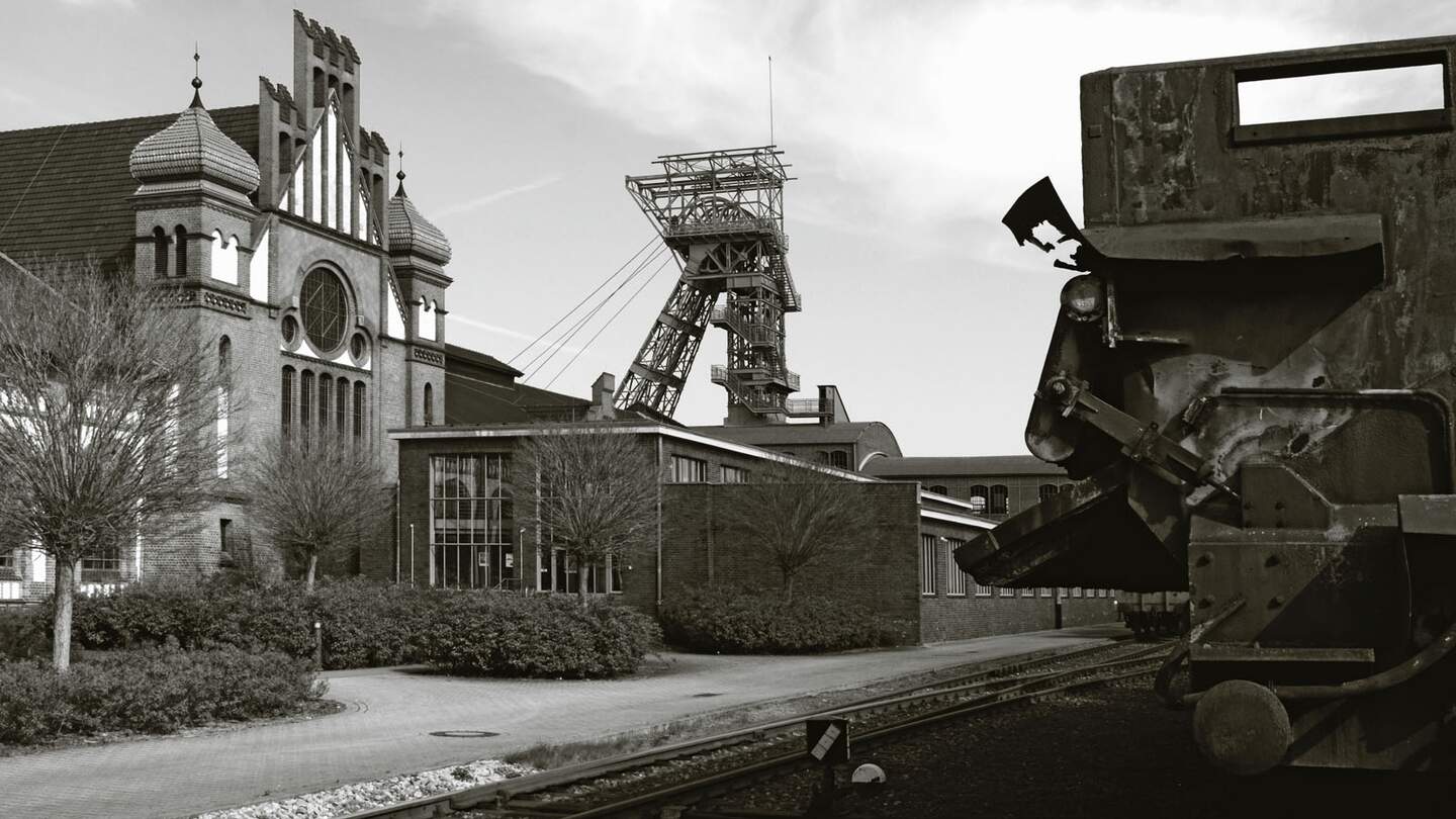 Schwarz-weiß Bild der alten Zeche Zollern  | © GettyImages.com/Tischler-Andre