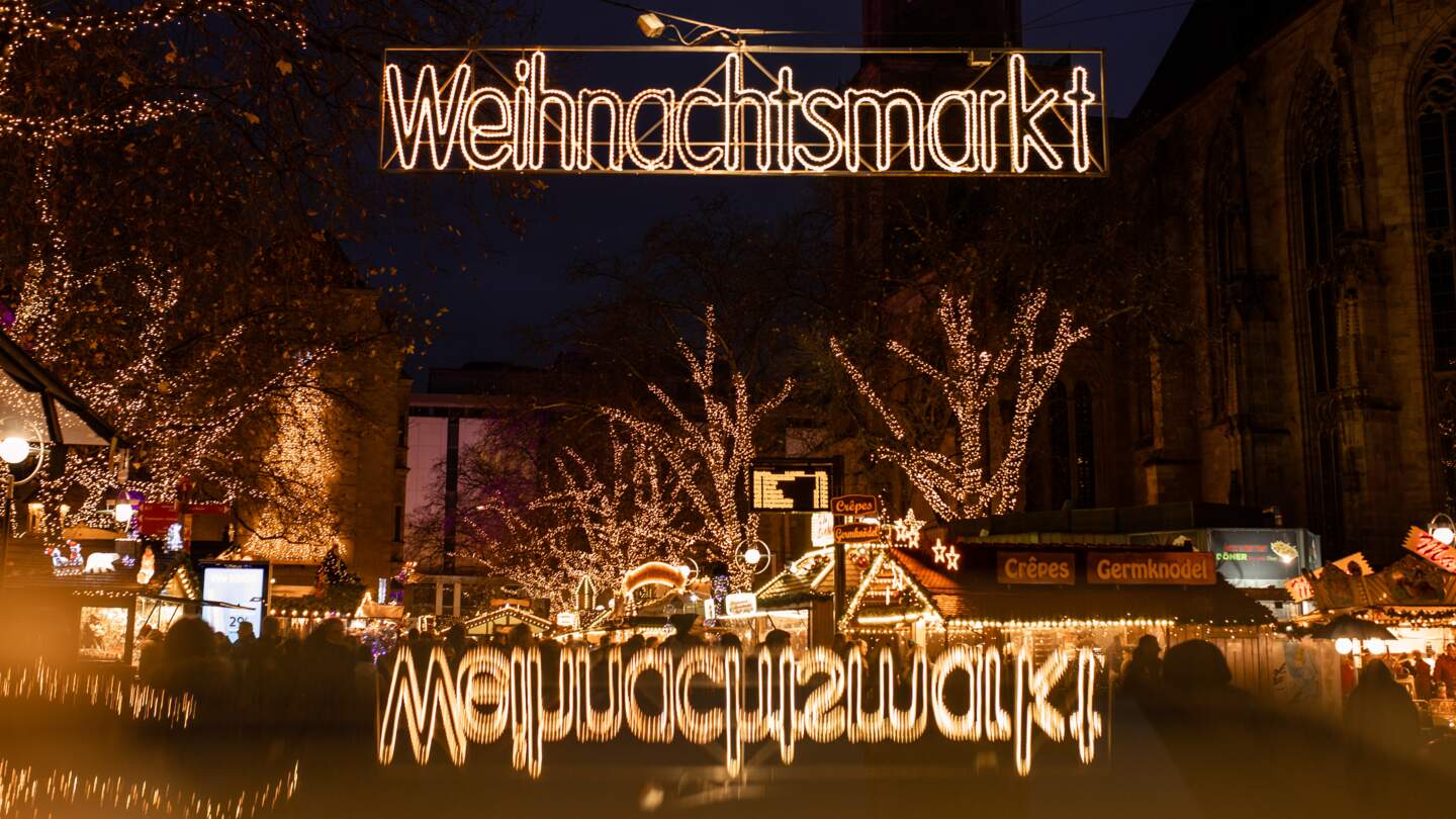 Beleuchtete Baeume auf dem Weihnachtsmarkt in Dortmund | © Gettyimages.com/krainamarzen