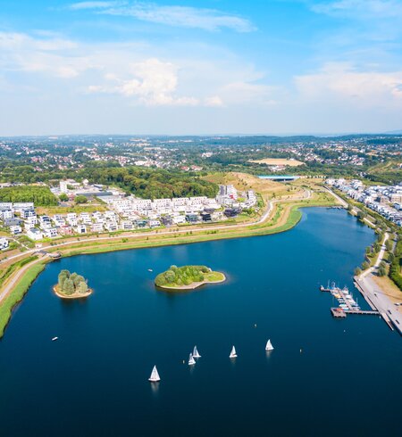 Blick von oben auf den Phönixsee in Dortmund im Sommer | © Gettyimages.com/saiko3p
